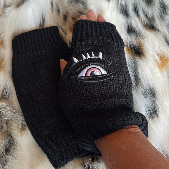 Finger less glove evil eye on right hand BUNDLE a with your purchase! - Picture 2 of 3